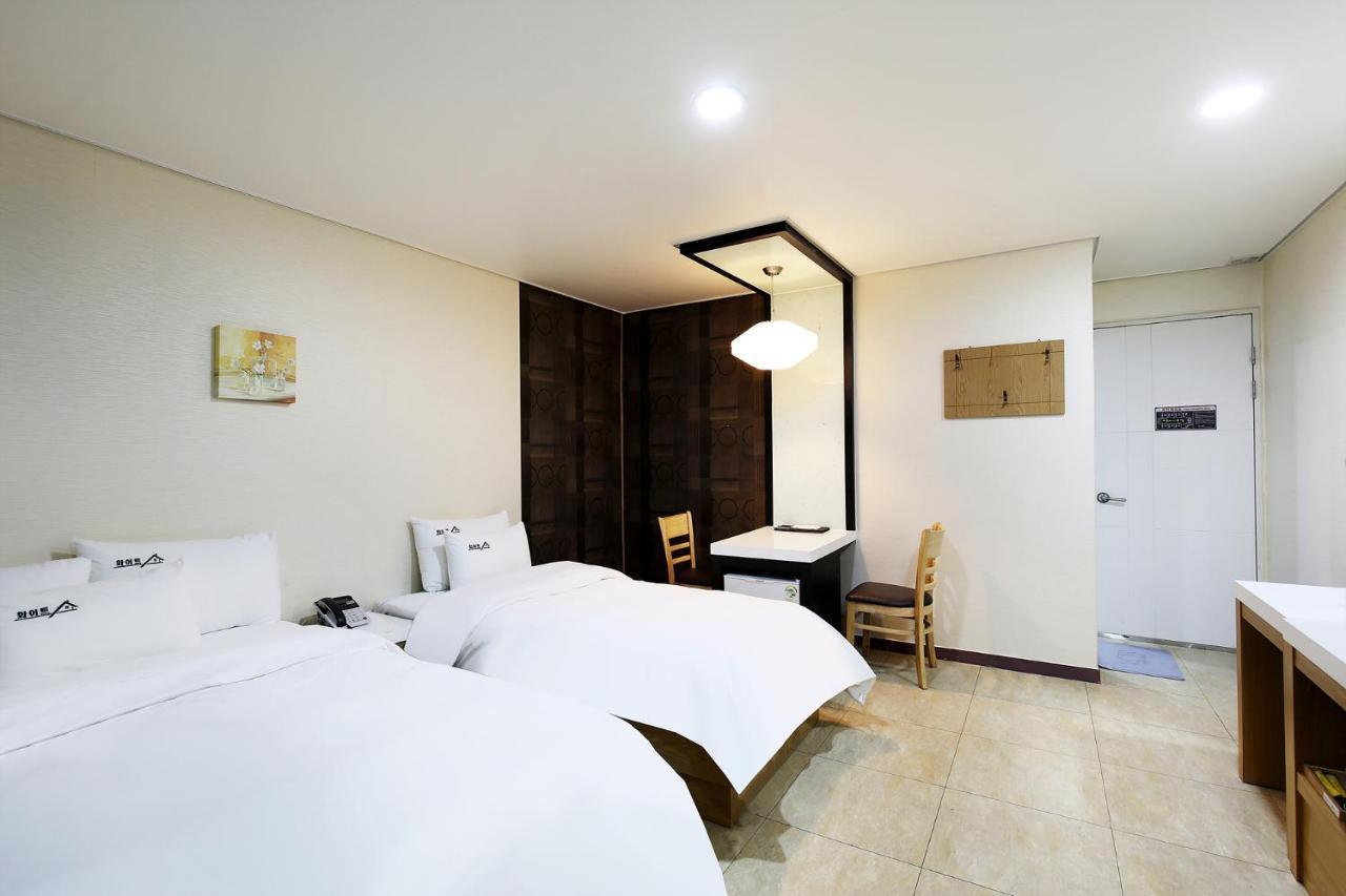 White Tourist Hotel Jeonju Exterior foto