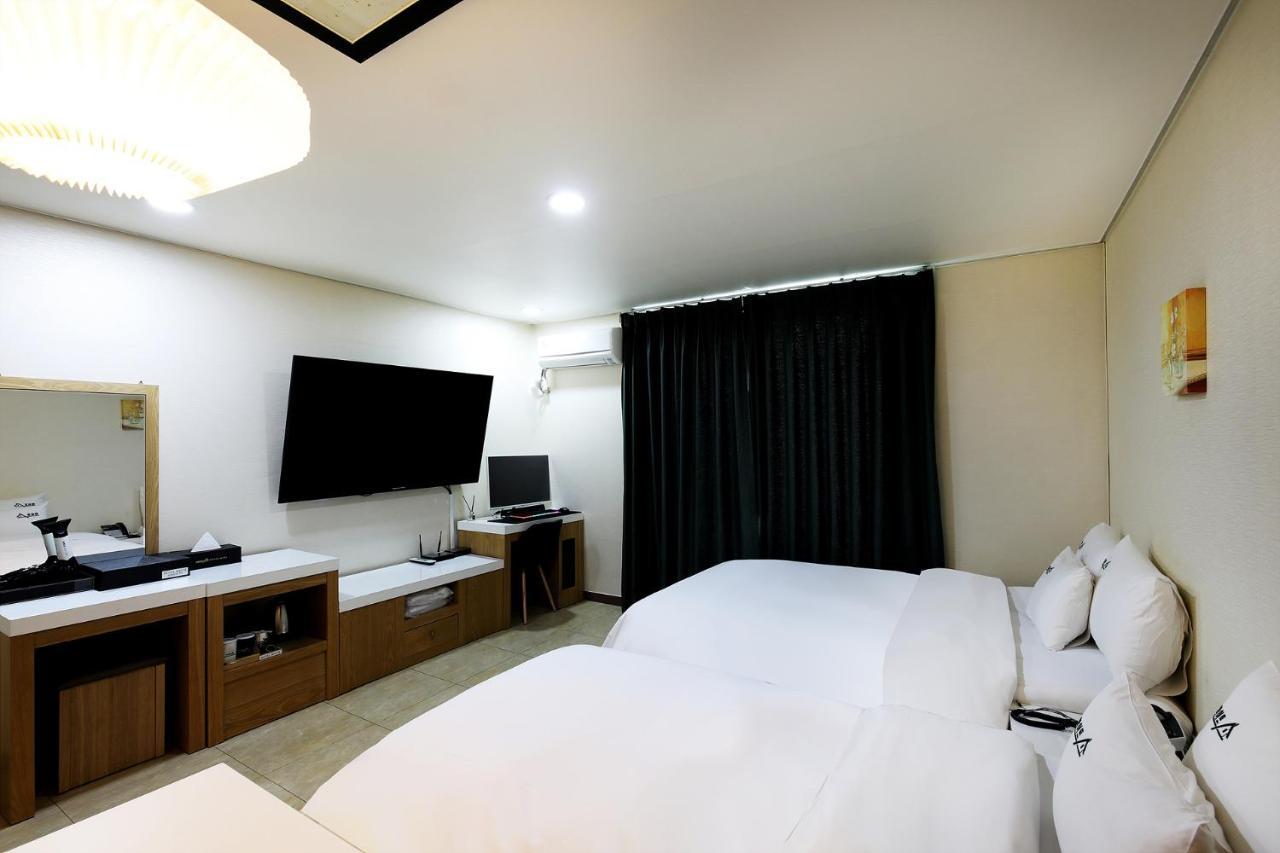 White Tourist Hotel Jeonju Exterior foto