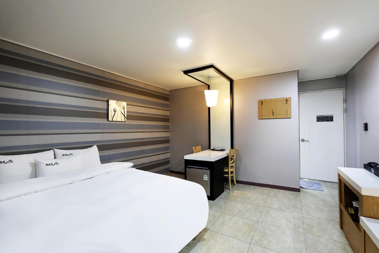 White Tourist Hotel Jeonju Exterior foto