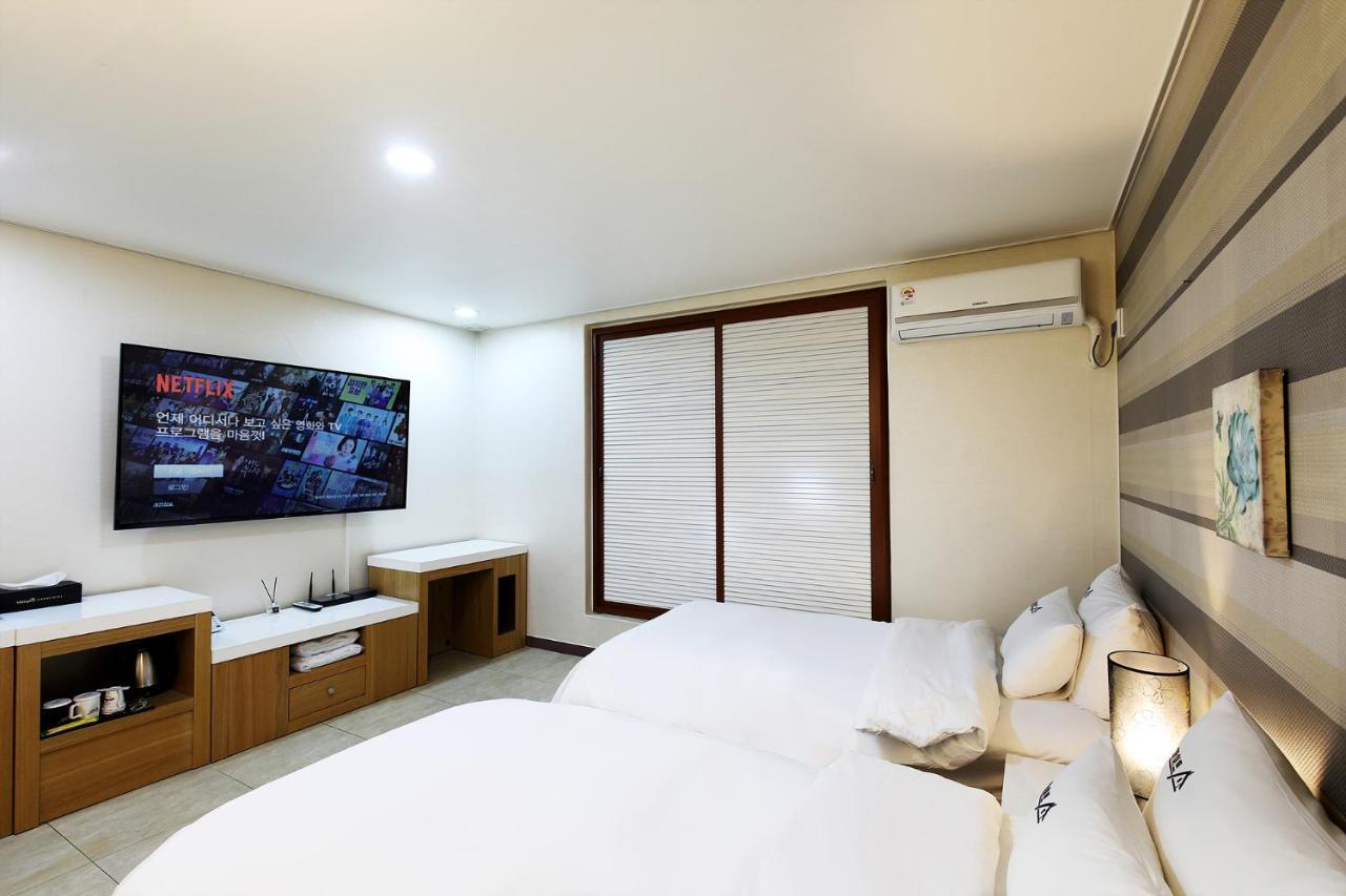 White Tourist Hotel Jeonju Exterior foto