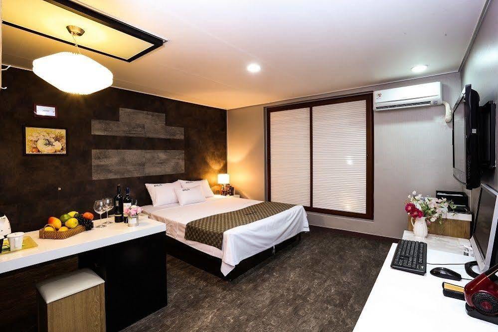 White Tourist Hotel Jeonju Exterior foto