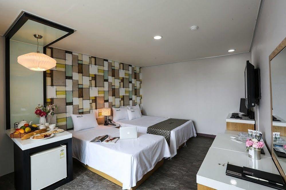 White Tourist Hotel Jeonju Exterior foto